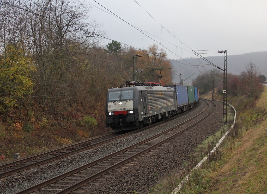 189 932 (ES 64 F4-032) mit Containerzug in Fahrtrichtung Sden. Aufgenommen am 10.11.2011 bei Kleinvach.