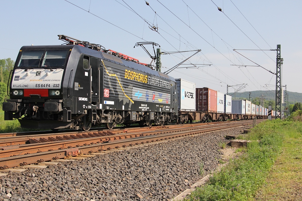 189 932 (ES 64 F4-032) mit Containerzug in Fahrtrichtung Sden. Aufgenommen am 22.05.2012 an der Nordeinfahrt nach Eschwege.