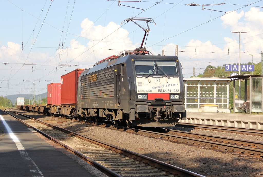 189 932 (ES 64F4-032) mit Containerzug in Fahrtrichtung Sden. Aufgenommen am 26.08.2011 in Eichenberg.