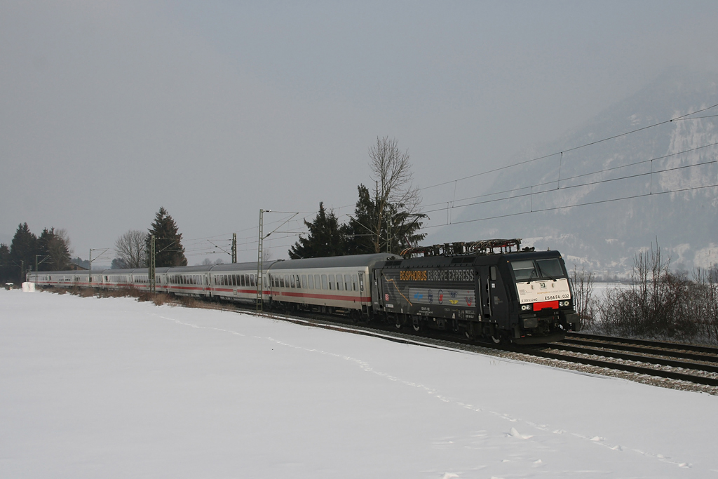 189 932 mit EC 85 am 13.02.2010 bei Niederaudorf.