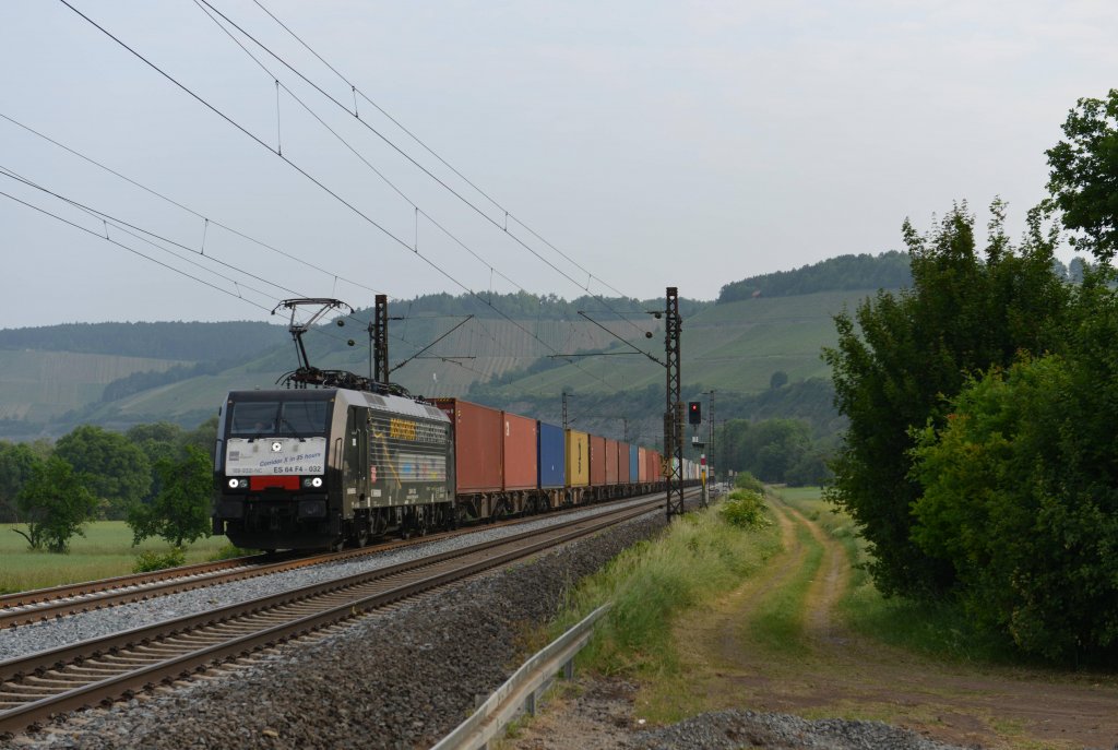 189 932 mit einem Containerzug Richtung Wrzburg am 02.06.2012 unterwegs bei Himmelstadt.