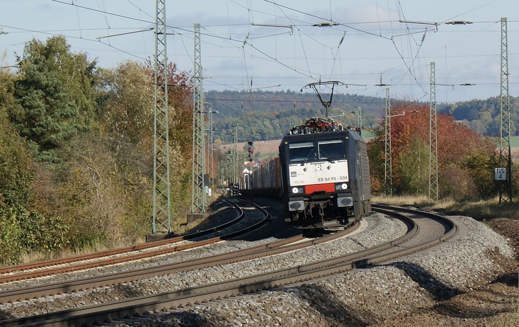 189 934 (ES64 F4-034) BoxXpress  mit einen KLV-Zug kurz vor Fulda am 26.10.2011