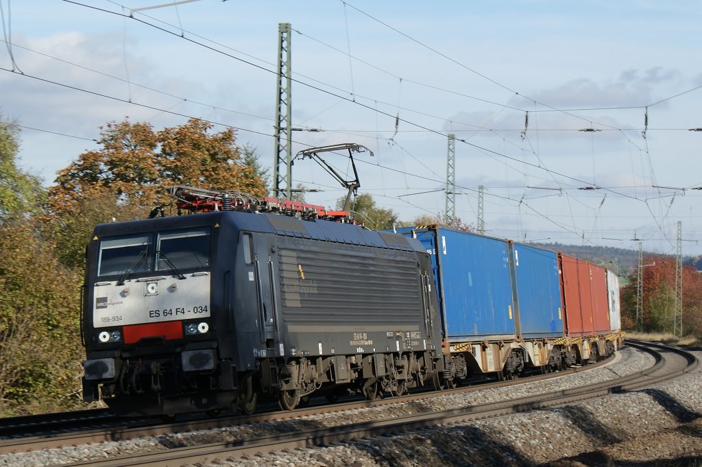 189 934 (ES64 F4-034) BoxXpress  mit einen KLV-Zug kurz vor Fulda am 26.10.2011