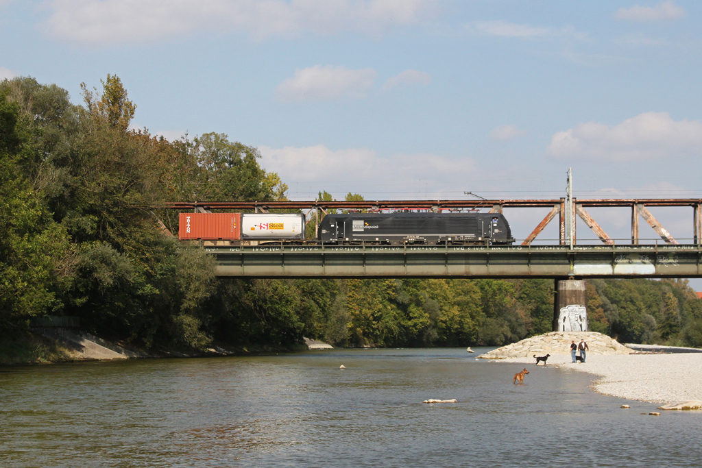 189 934 berquert mit einem Containerzug am 23.09.2011 die Isar in Mnchen.