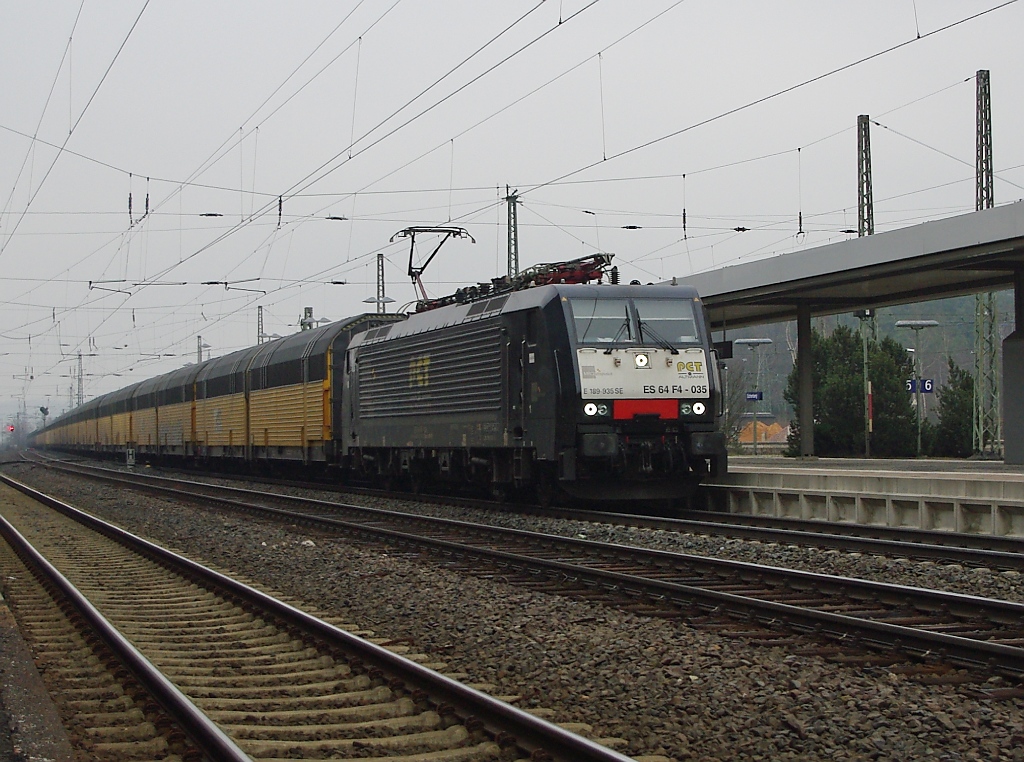 189 935 (ES 64 F4-035) bringt fr PCT einen ARS-Zug in Richtung Sden durch Eichenberg. Aufgenommen am 17.02.2011.