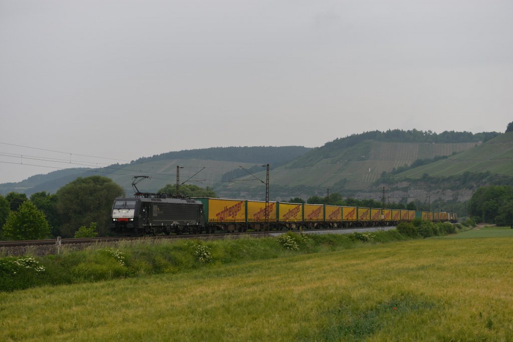 189 935 mit dem Nothegger-KLV auf dem Weg nach Italien am 02.06.2012 unterwegs bei Himmelstadt.