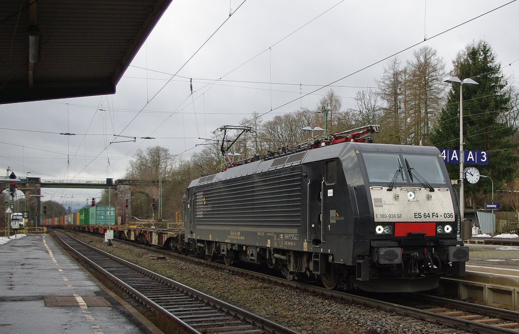 189 936 (ES 64 F4-036) mit Containerzug in Fahrtrichtung Norden. Aufgenommen am 12.01.2011 in Eichenberg.