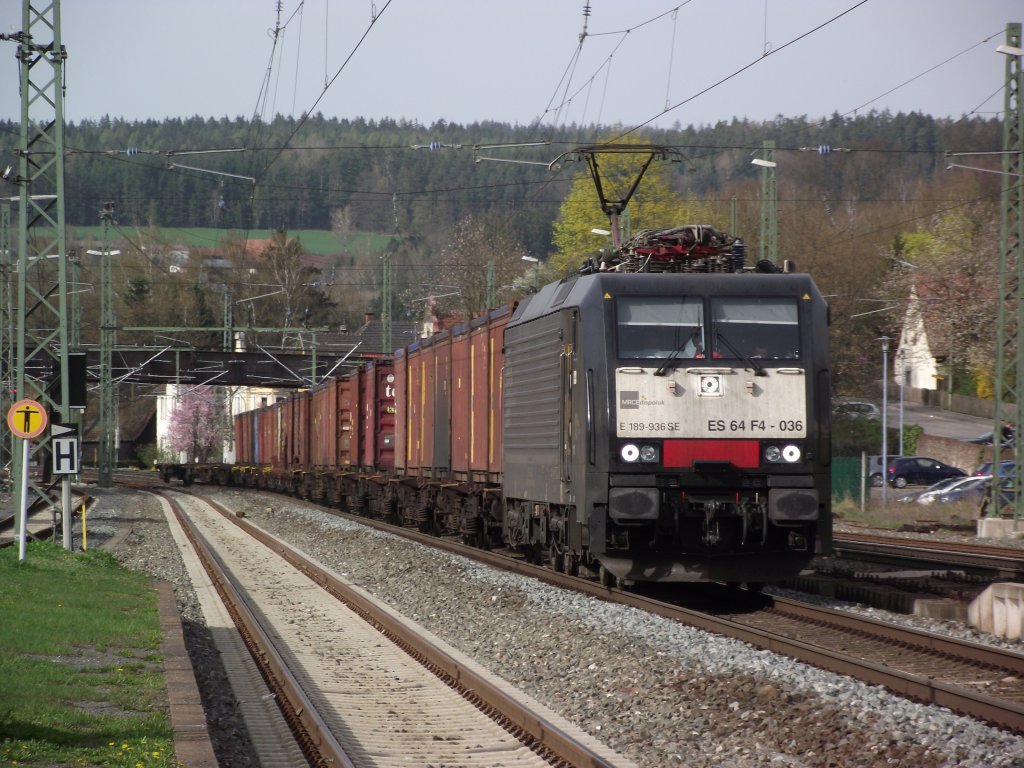 189 936 (ES 64 F4-036) der MRCE zieht am 11. April 2011 einen Containerzug durch Kronach.