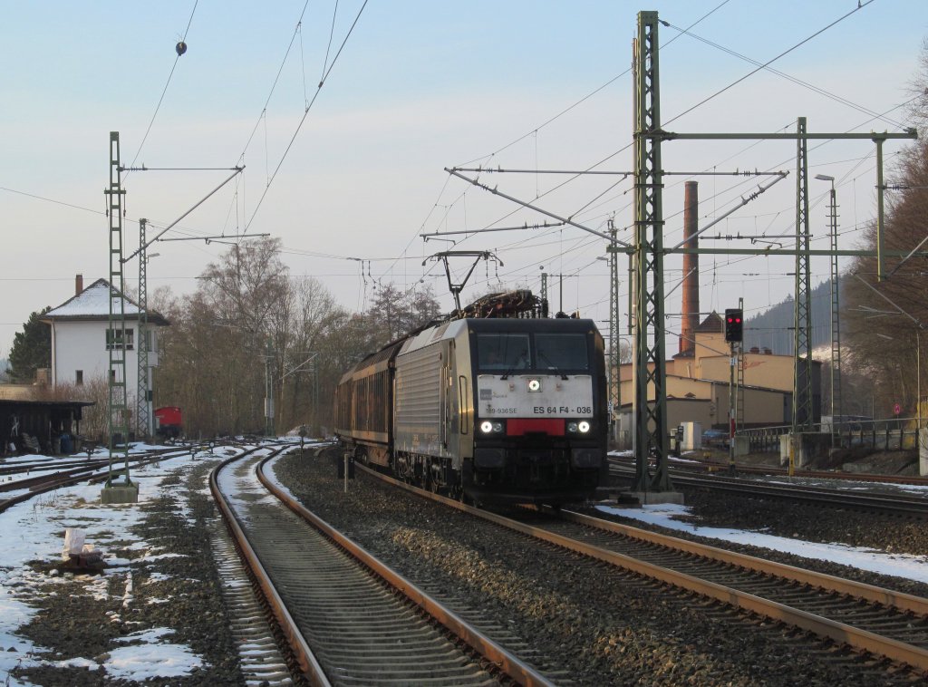 189 936 der MRCE zieht am 02. Mrz 2013 einen Schiebewandwagenzug durch Kronach.