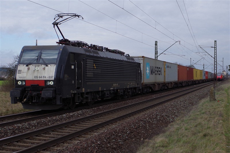 189 937 mit Containerzug am 13.04.2013 bei Buttenheim gen Nrnberg. 