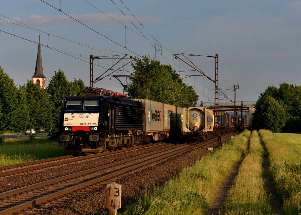 189 937 mit einem Containerzug am 02.06.2012 bei Thngersheim.
