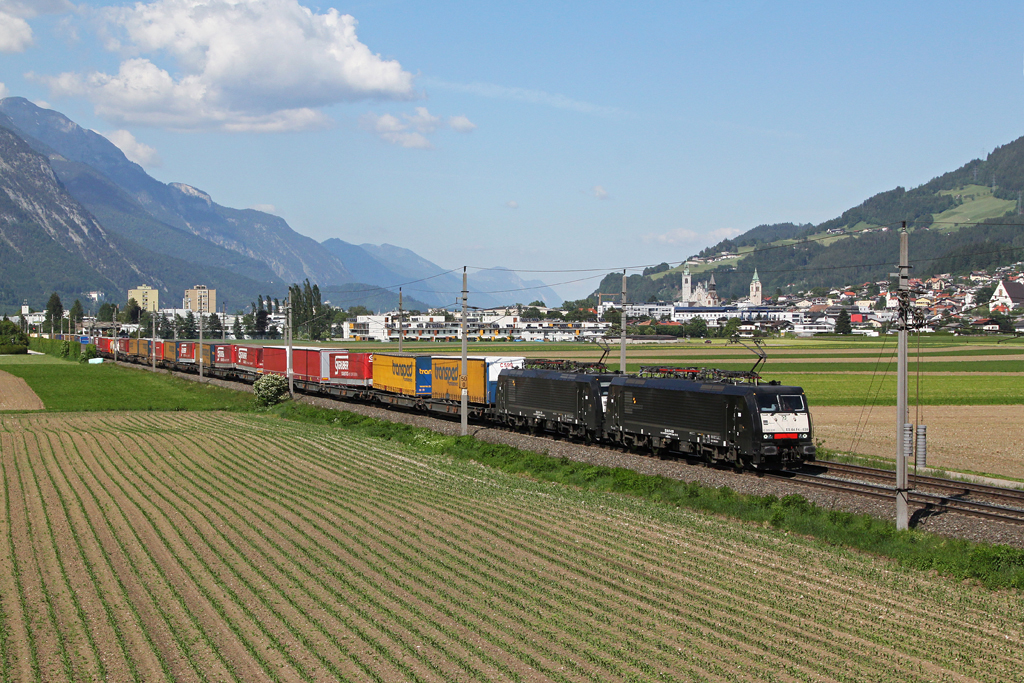 189 938 und eine Schwesterlok mit einem KLV Zug am 25.05.2012 bei Schwaz.