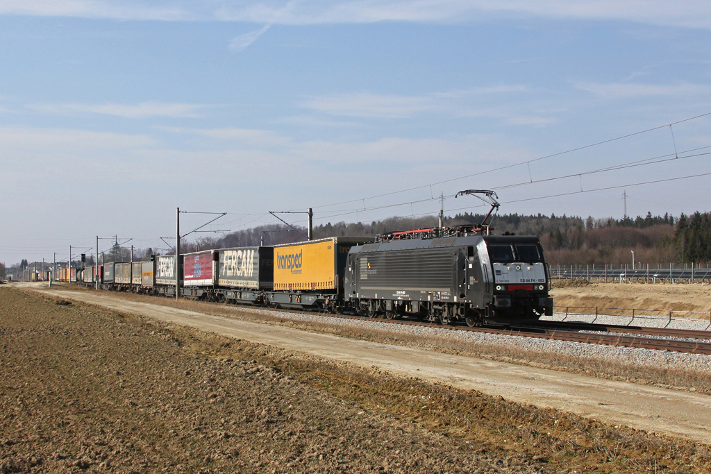 189 983 mit einem KLV Zug am 09.03.2011 bei Hrbach.