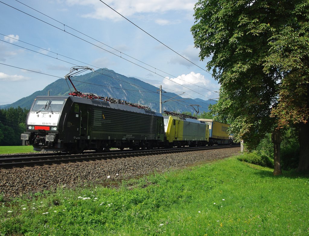 189 987 (ES 64 F4-087) als erste Lok einer 189er Dispo-Doppeltraktion am Transped-Zug in Richtung Sden. Aufgenommen am 13.07.2010 in Brixlegg/Hagau.