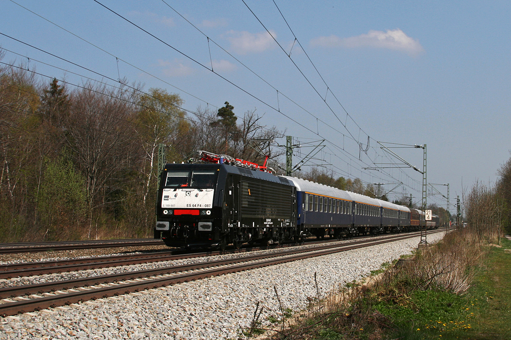 189 987 mit dem Sonderzug 88915 nach Magdeburg am 25.04.2010 in Haar.