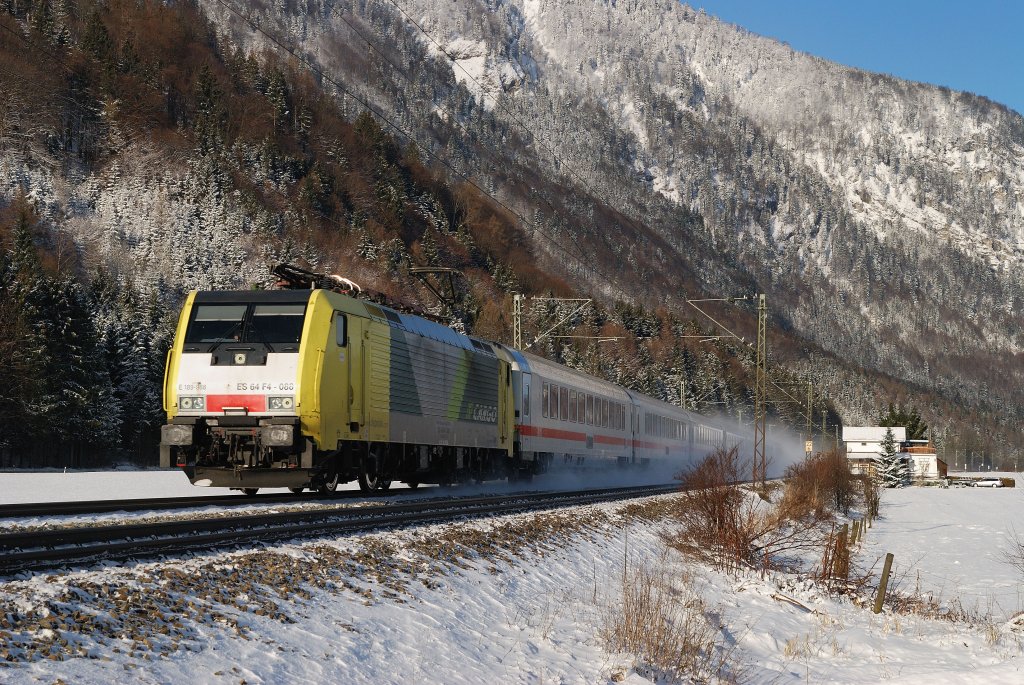 189 988 mit EC 85 bei Niederaudorf (03.01.2010)