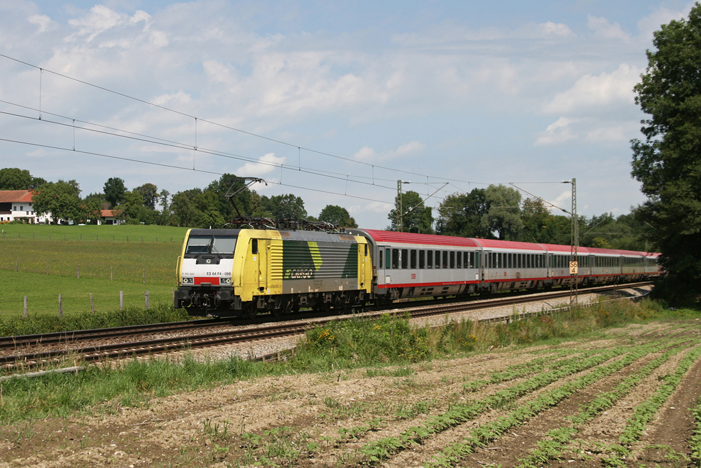 189 988 mit EC 87 am 10.08.2010 bei Grokarolinenfeld. (Ein Grafitti am 2. Wagen wurde nachtrglich entfernt).