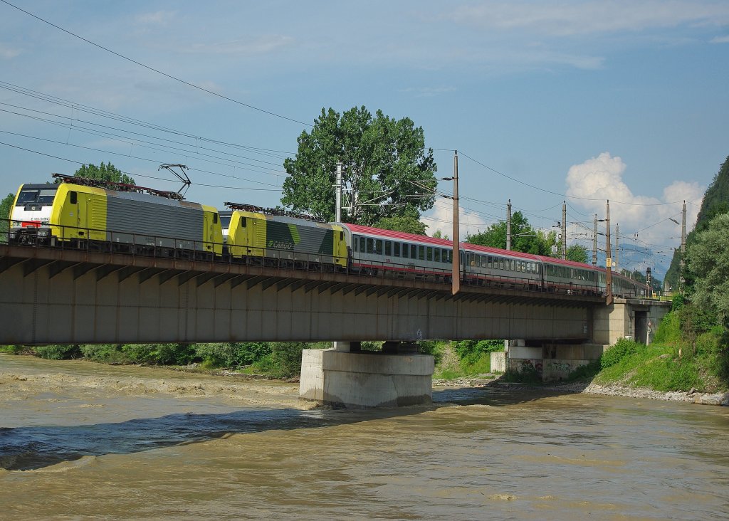 189 989 (ES 64 F4-089) und 189 993 (ES 64 F4-093) bespannten am 13.07.2010 einen BB-IC in Richtung Sden. Aufgenommen in Brixlegg.