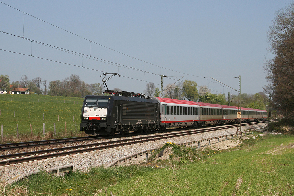 189 992 mit EC 87 am 24.04.2010 bei Vogl.