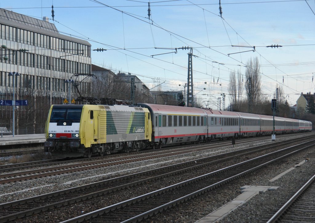 189 993 mit einem EC am bei der Durchfahrt am 28.12.2009 unterwegs am Heimeranplatz in Mnchen.