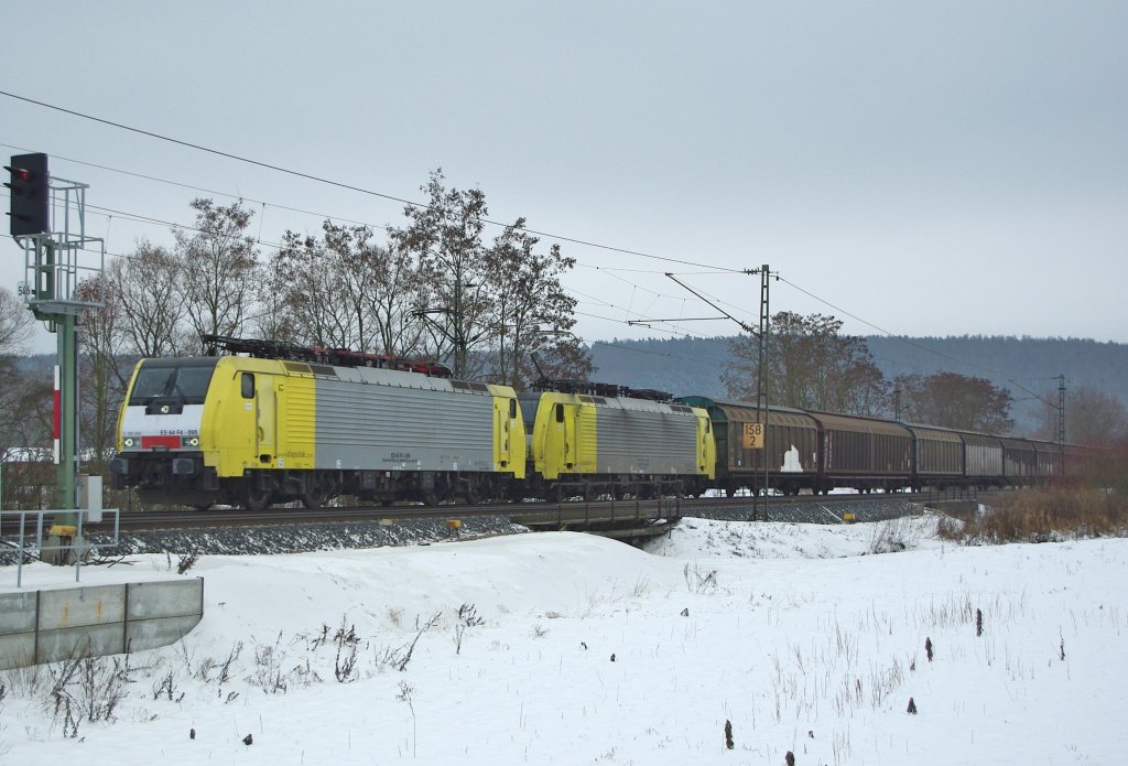 189 995 (ES 64 F4-095) und 189 924 (ES 64 F4-024) auf ihrem Weg in Richtung Bebra. Hier zwischen Friedlos und Mecklar. Aufgenommen am 16.01.2010.