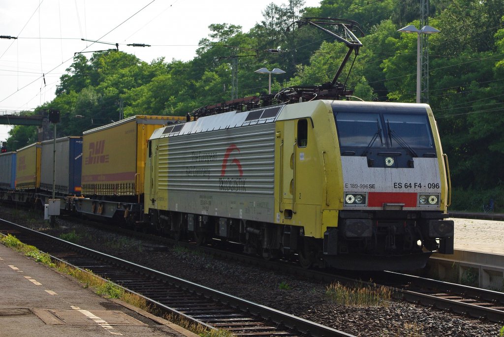 189 996 (ES 64 F4-096) mit TX Logistik Logo auf der Seite. Hier mit Aufliegerzug in Richtung Norden durch Eichenberg. Aufgenommen am 21.07.2010.