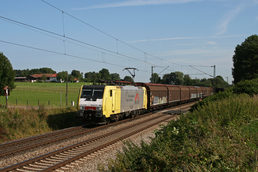 189 996 mit einem Schiebewandwagenzug am 10.08.2010 bei Grokarolinenfeld.