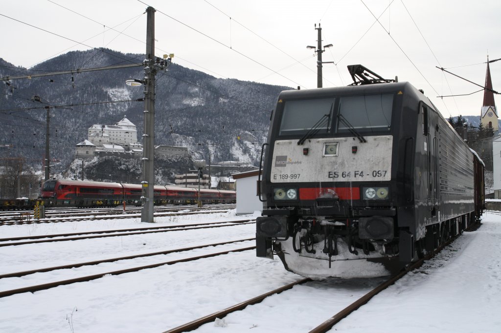 189 997-0 fotografiert am 5.12.2010 wartet in Kufstein auf ihren Eisatz. Im Hintergrund fhrt gerade ein Railjet der BB nach Bregenz.