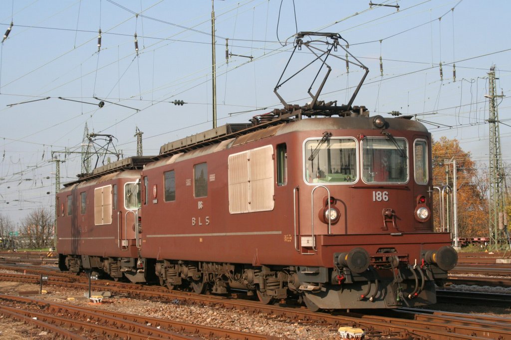 189 am 09.11.08 in Basel Bad. Bf. mit einem weiteren Brunbrli am Abstellplatz der BLS 
Wappen der Lok: Leissigen
