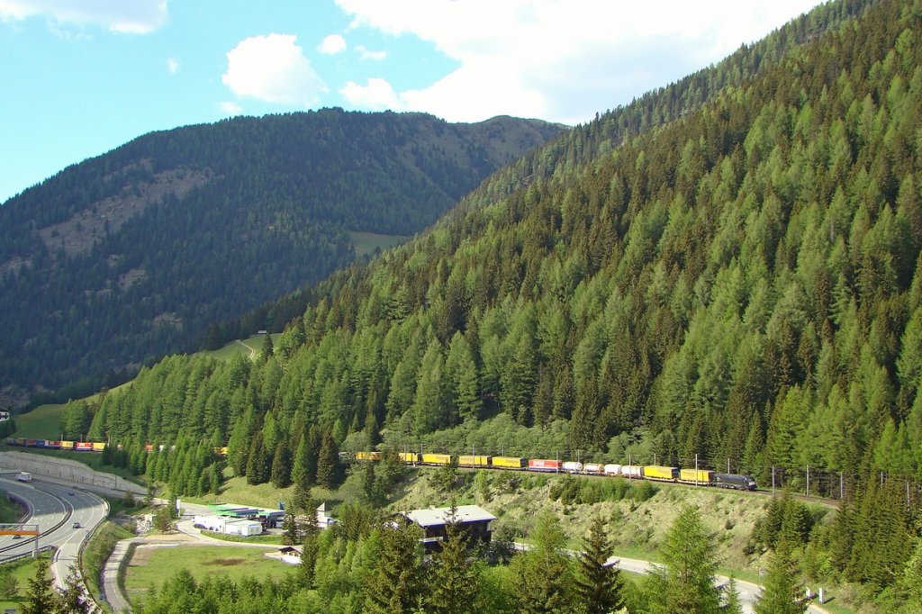 189-er mit Gterzug vor Brennersee. 19.05.2011