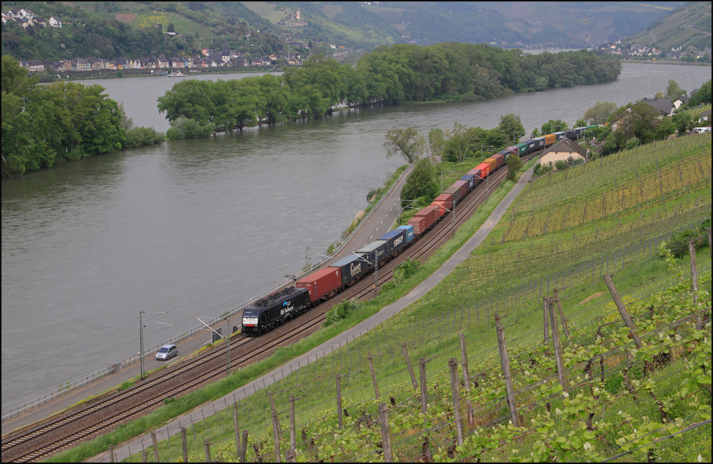189.098 war am 15.05.13 mit Containerzug bei den Weinbergen von Lorch am Rhein zu sehen.