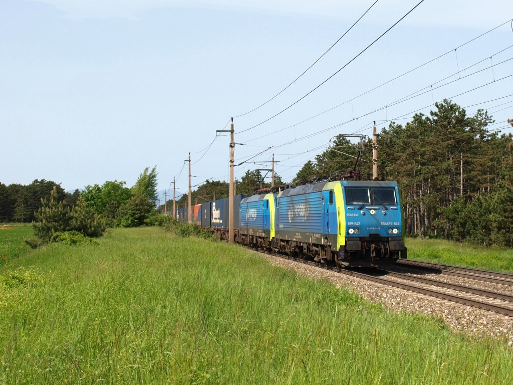 189.842 + 153 mit dem G 41088 kurz vor Wiener Neustadt am 19.5.13 auf den WQeg nach Breclav 