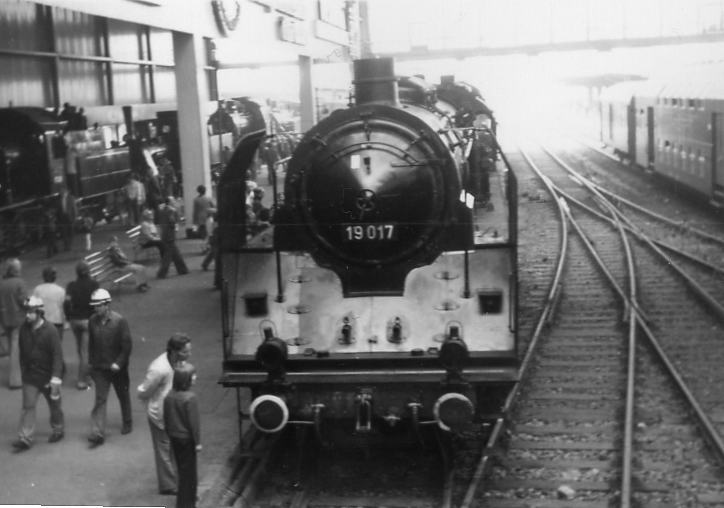 19 017 bei der Einweihung der neuen Bahnhofshalle in Karl-Marx-Stadt (1975).