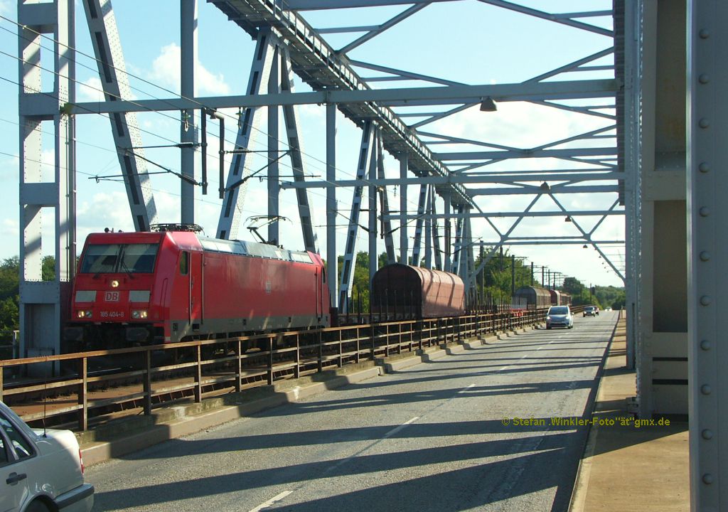 19. August 2010 mehr als 30 Meter hoch ber dem kleinen Belt: DB 185 404 kommt mit Gz von Fnen her und hat noch nicht die Hlfte der Kleinbeltsbrcke durchfahren. Nebenher luft der Autoverkehr...