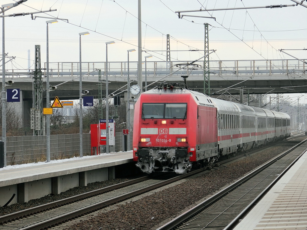 19. Januar 2013, Durchfahrt 101 014-9 mit einem IC in Richtung Berlin durch den Bahnhof Grobeeren.