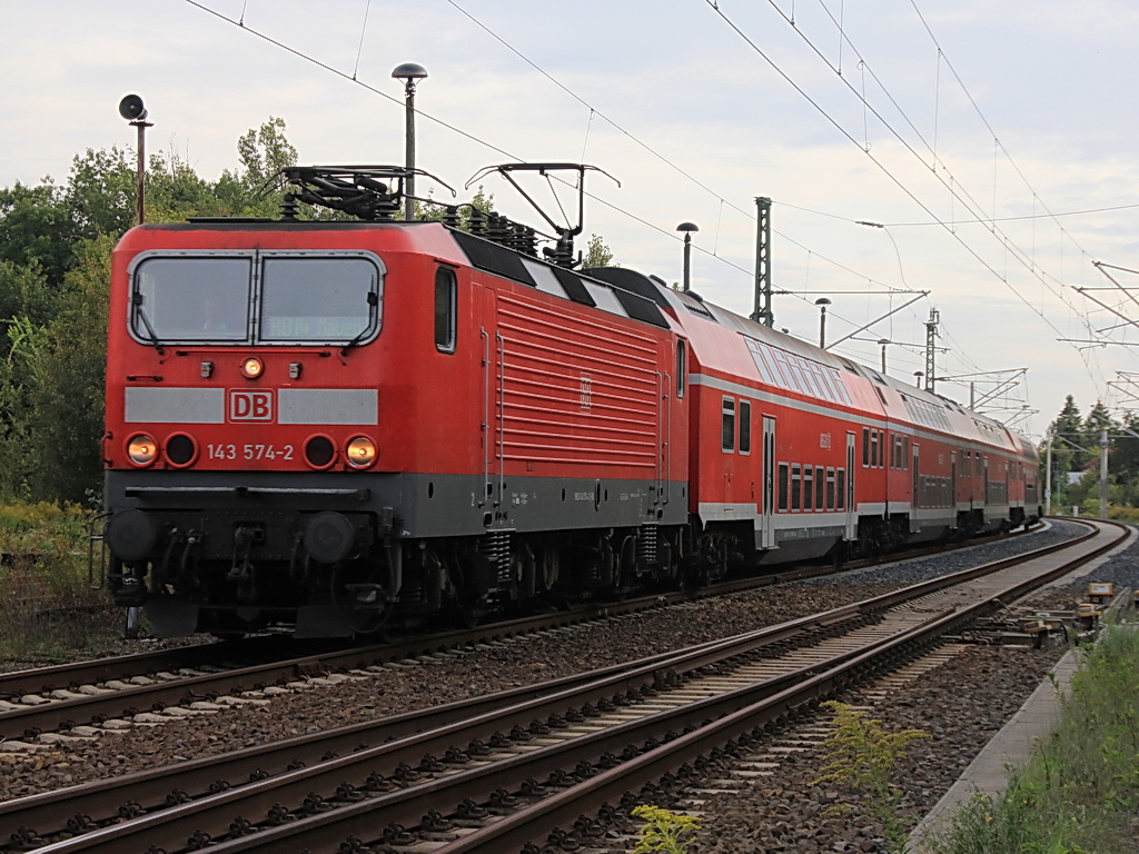 19. September 2011, noch wenige Meter bis zum Bahnhof Knigs Wusterhausen fr  Lok 143 574-2 mit dem RB 2 (RB 18930) nach Nauen.