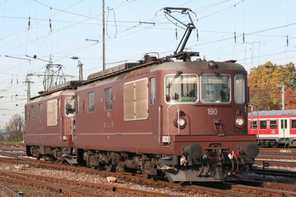 190 am 29.10.09 in Basel Bad. Bf. mit einem weiteren Brunbrli am Abstellplatz der BLS 
Wappen der Lok: Raron 