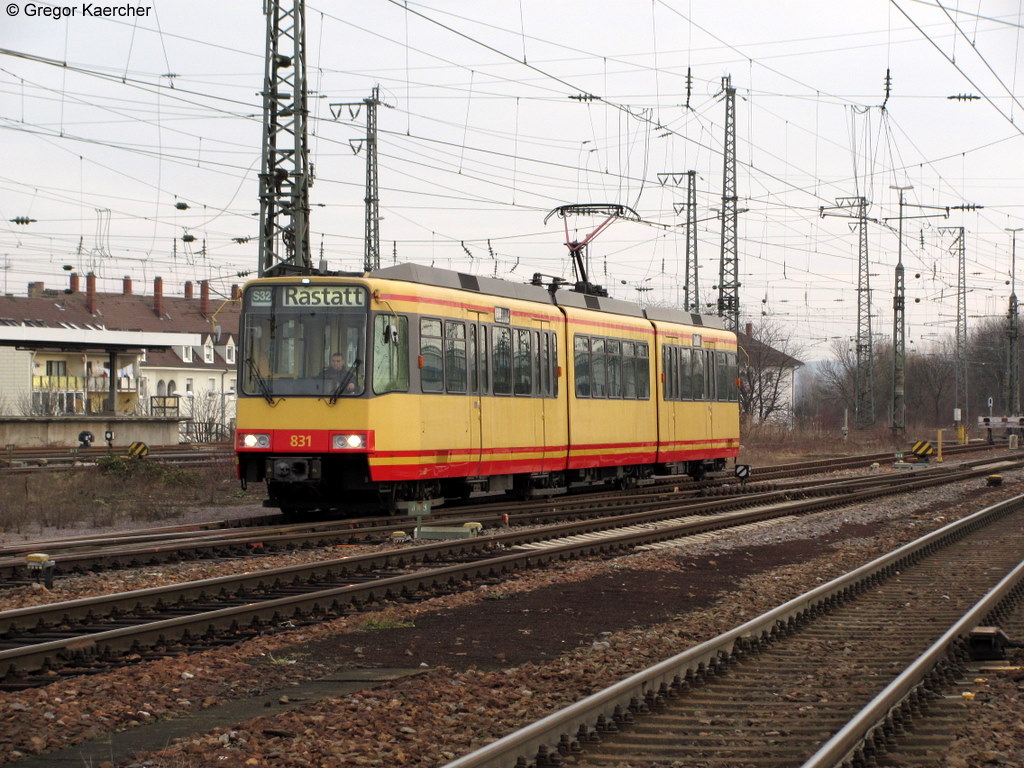 19.01.2011: Wagen 831 rangiert im Karlsruher Hbf. Das Bild entstand legal vom Bahnsteigende aus.