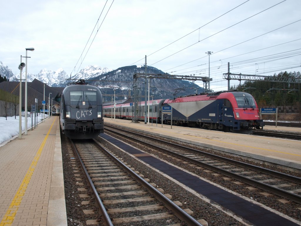 190.301 mit dem Rex 1880 und der D 13018 mit der 1116.153  im Bahnhof Tarvisio Boscoverde am 14.4.13 
