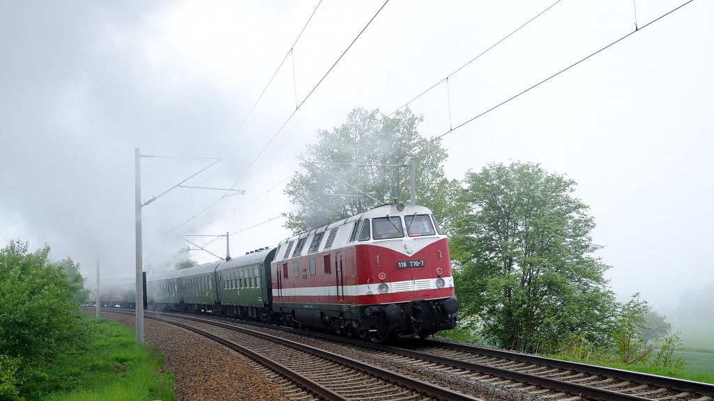 19.05.2013 118770 schiebt den Sonderzug nach Neuenmarkt-Wirsberg.