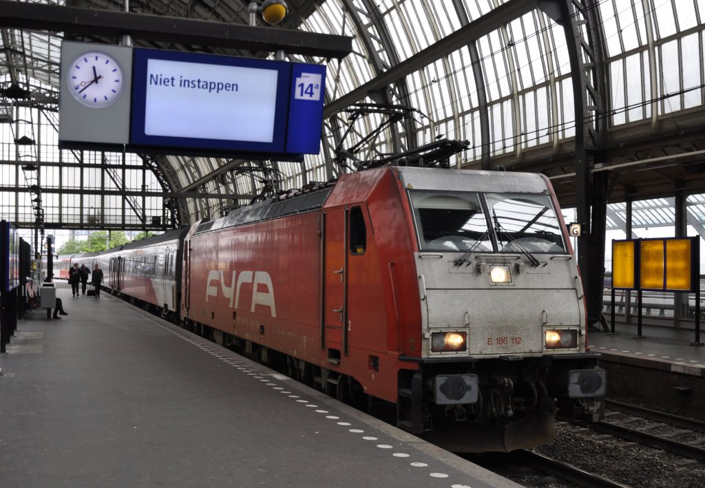 19.07.12 , Amsterdam Centraal ; immer noch eine 186 mit ihrem Wagenzug als Ersatz
fr den Ansaldo-V 250