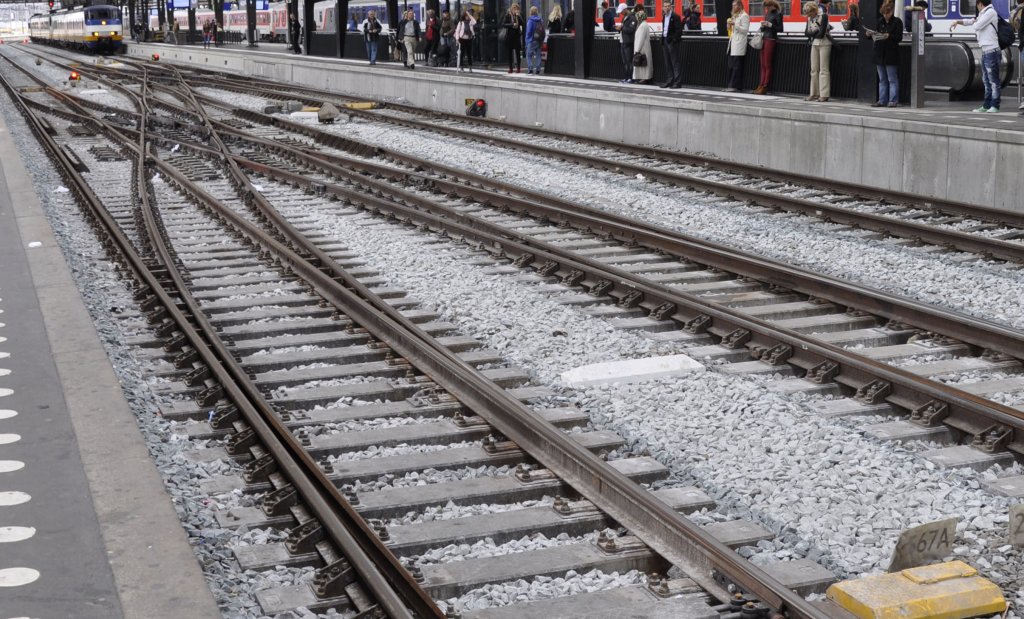 19.07.12, Amsterdam Centraal ; Gleisverbindungen zwischen drei Gleisen in der Halle.
Da wegen der sehr langen Bahnsteiggleise diese auch von zwei Zgen gleichzeitig besetzt werden knnen, sind durch die Verbindungen problemlos weiter Zug- und Rangierfahrten mglich.