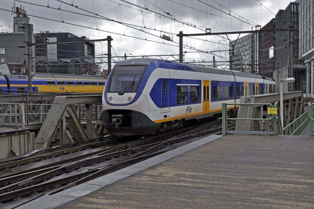 19.07.12, Amsterdam Centraal; Osteinfahrt, ein SLT bef�hrt bei der Einfahrt eine doppelte GLeisverbindung auf geradem Strang