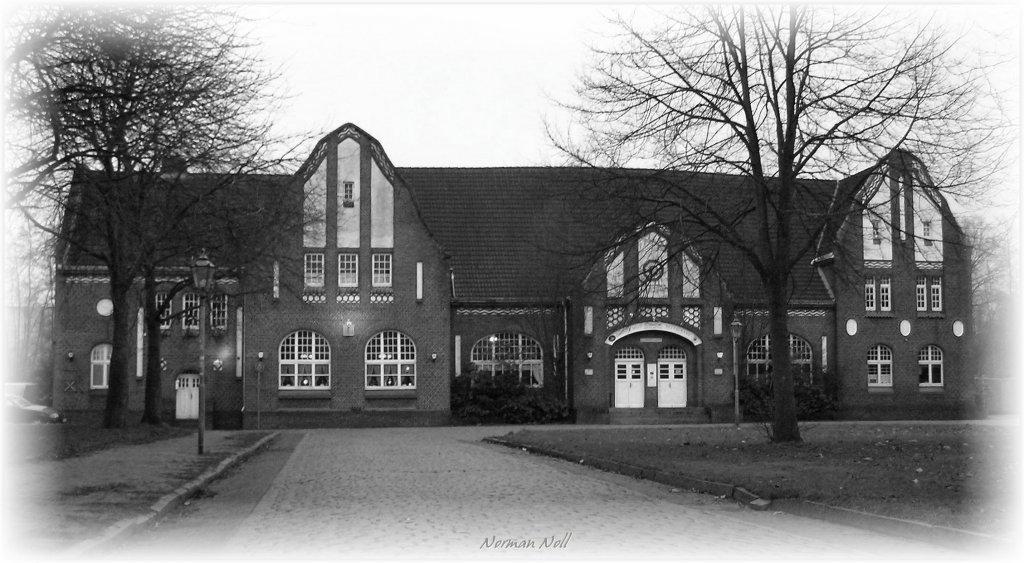 1908 entstand das Empfangsgebude  Bahnhof Bant  ,1917 in Bahnhof  Rstringen  umbenannt und 1937 wurde daraus der Bahnhof  Wilhelmshaven West  Heute beherbergt es ein Steakhaus.14/04/2011 Wilhelmshaven