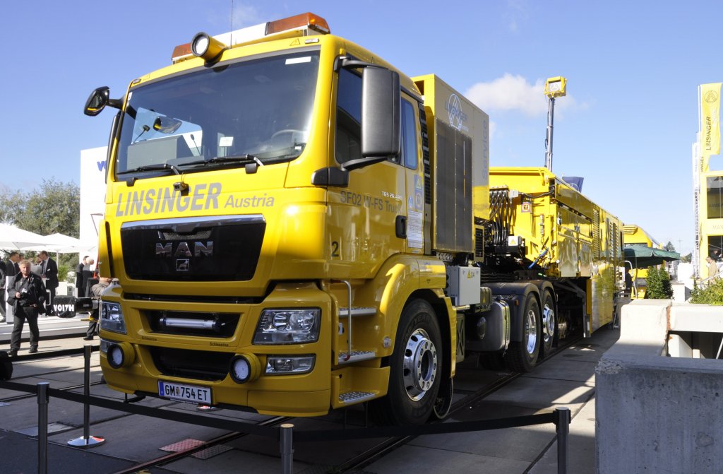 19.09.12 InnoTrans Berlin ; Zweiwegefahrzeug  von MAN als Zugmittel fr eine Schienenkopffrse der Fa. Linsinger