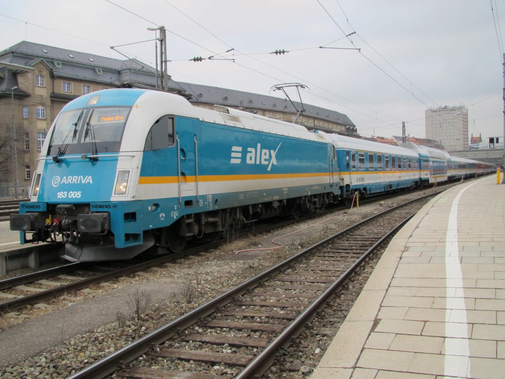 19.2.2011 16:58 alex Baureihe 183 005 mit einem ALX nach Praha hl.n. kurz vor der Ausfahrt aus Mnchen Hbf.