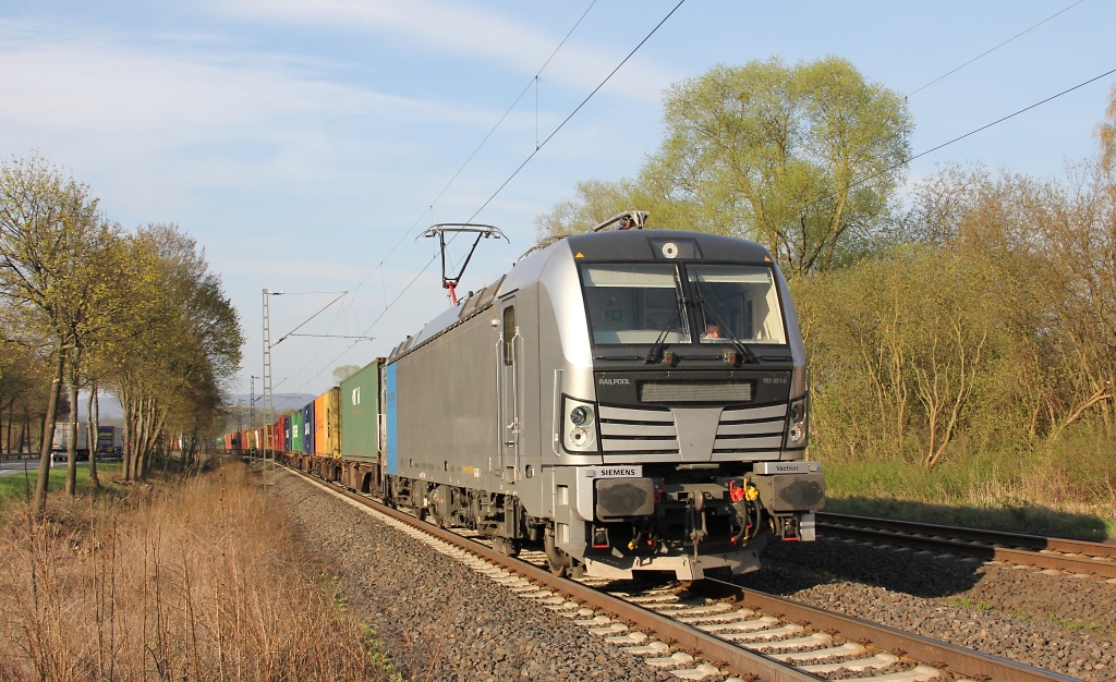 193 801-8 ebenfalls mit Containerzug in sdliche Fahrtrichtung. Aufgenommen am 24.04.2013 in Wehretal-Reichensachsen.