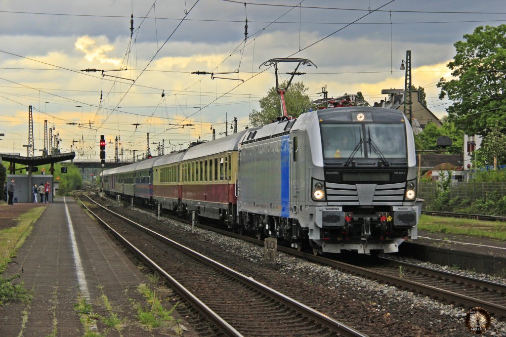 193 803-4 Railpool mit Fu�ballsonderzug von Gelsenkirchen nach Stuttgart in Duisburg Rheinhausen, Mai 2023.