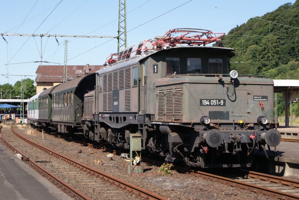 194 051-9 (E 94 051) als Viaduktzug zum Bekeviadukt in Altenbeken am 05.07.09