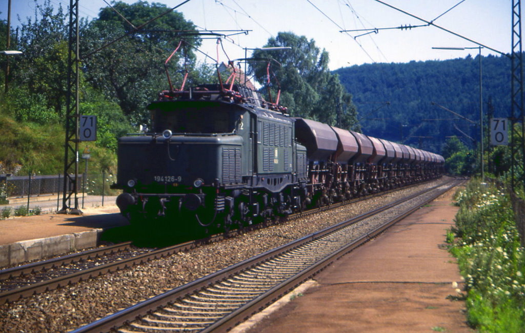 194 126 durchfhrt den Bahnhof Urspring in Richtung Geislingen, 06.08.1986.